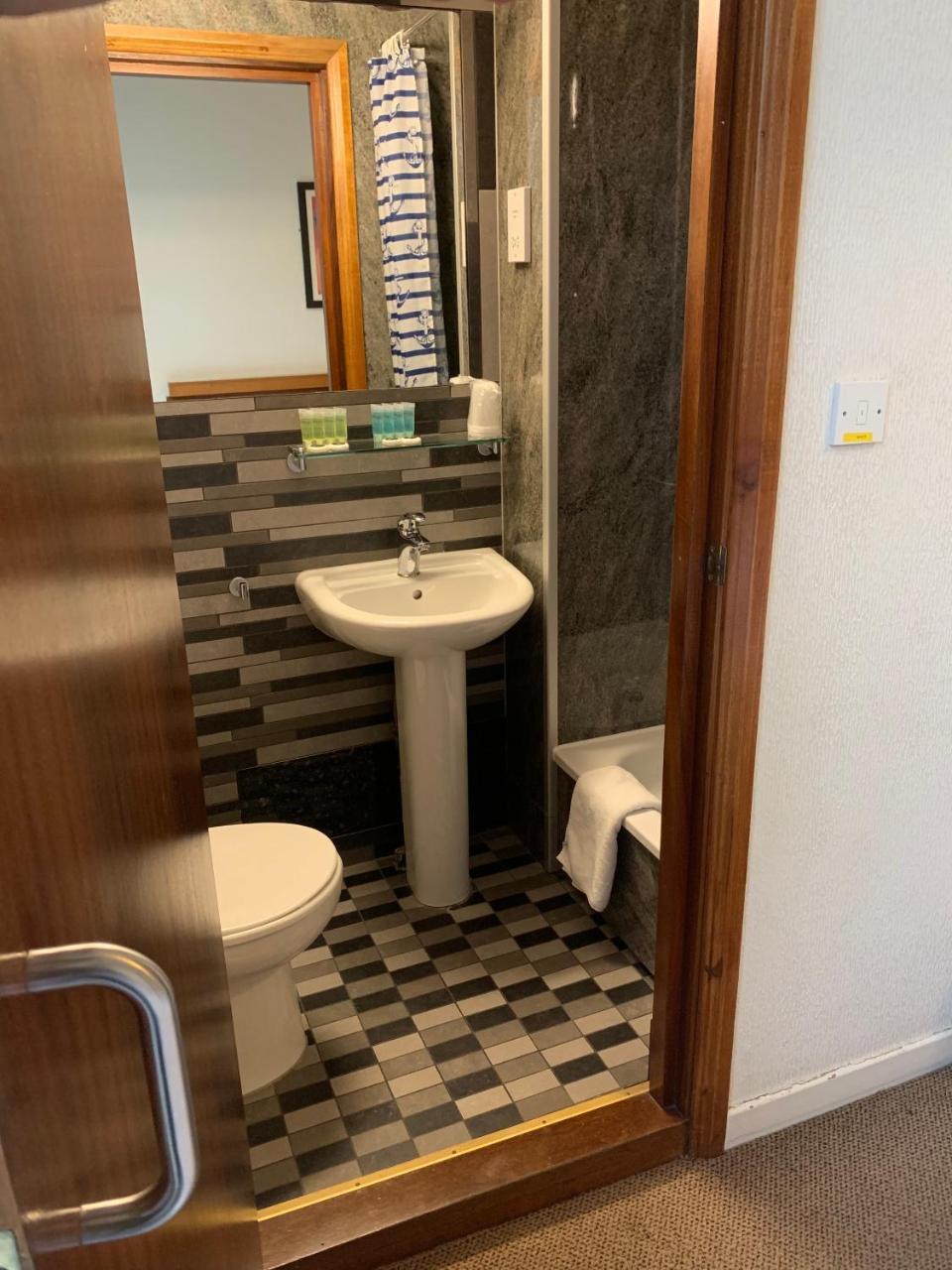 Family Room Private Bathroom,757990567:JPEG